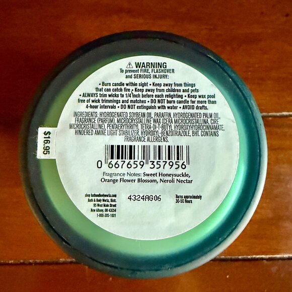 NEW BACKYARD HONEYSUCKLE Single Wick Candle 8oz Bath & Body Works - Picture 3 of 3